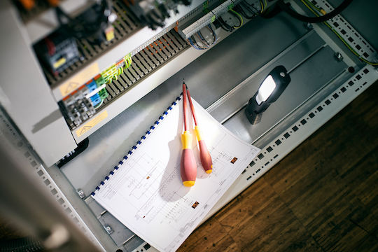 Brennenstuhl Φακός Συνεργείου Επαναφορτιζόμενος LED IP20 με Φωτεινότητα έως 250lm