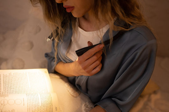 LED лампа за четене на книги Zola, предназначена за окачване около врата, изработена от пластмаса и гума, обща дължина