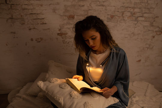 LED лампа за четене на книги Zola, предназначена за окачване около врата, изработена от пластмаса и гума, обща дължина