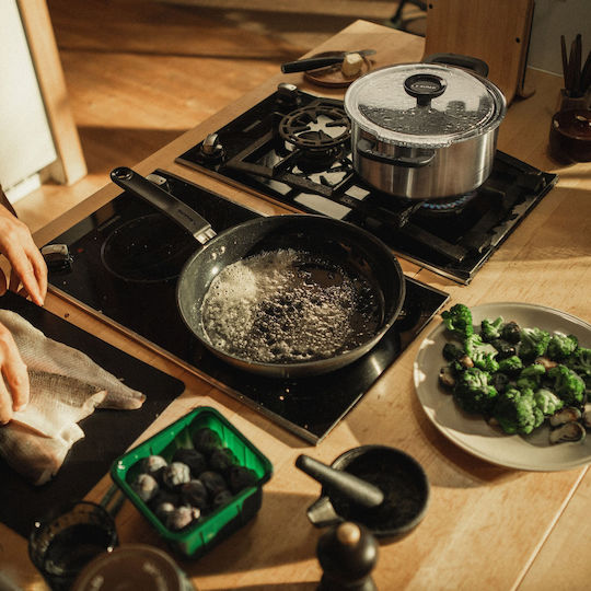 Fiskars Τηγάνι από Ατσάλι Με Καπάκι με Κεραμική Επίστρωση 26cm