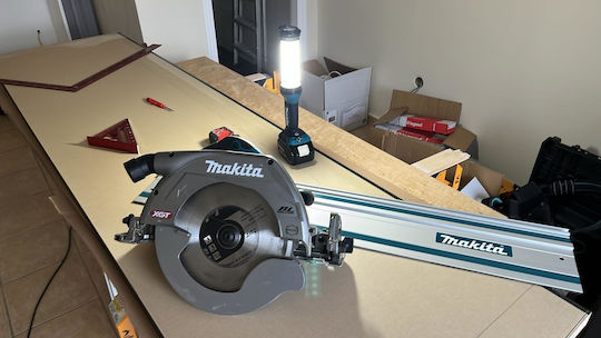 Makita HS011GT201 Циркулярна пила 2x5Ах със Система за Изсмукване