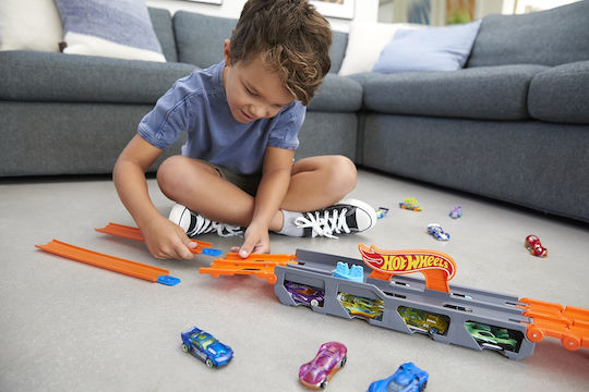 Hot Wheels Speedway Hauler Set with Truck 1:64 for Ages 4+