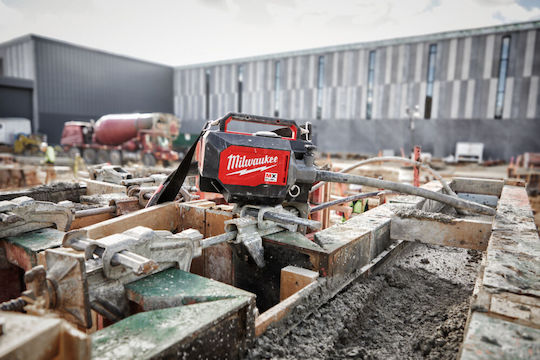 Milwaukee CVBCKIT-602 Concrete Vibrator Battery