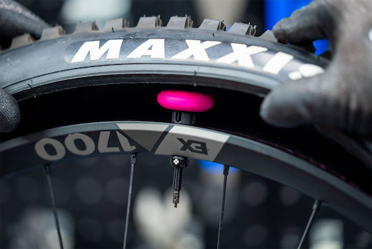 Muc-off Stealth Tubeless Tag Holder & 44mm Valve Kit Locator Mount