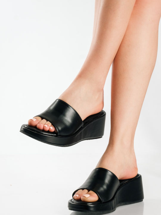 Schwarze Plateauschuhe mit breitem Riemen