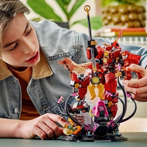 LEGO Ninjago The Fire Knight Mech for 14+ Years 996 Pieces