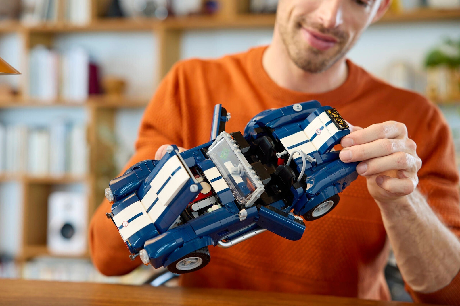 LEGO Icons Shelby Cobra 427 S/C Pentru 18+ Ani 1241 Bucăți 10357