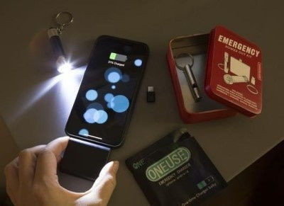 Kikkerland Power Out Kit Überlebensset mit Taschenlampe & Pfeife