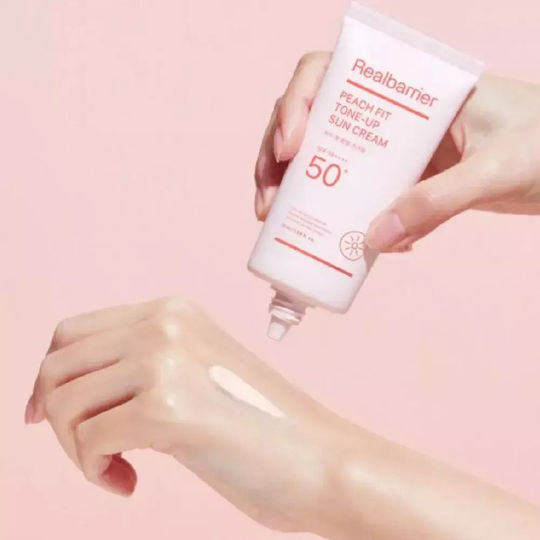 Real Barrier Peach Fit Tone-Up Cremă Antisolară pentru Față SPF50+ 50ml