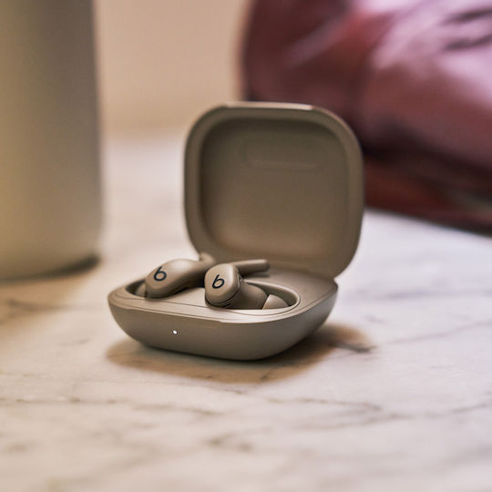 Beats Powerbeats Fit In ear Bluetooth хендсфри Слушалки с Устойчивост на Пот и Кутийка за Зареждане Gravel Gray