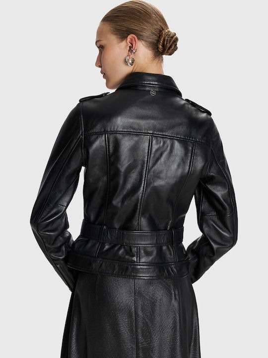 8921659-BLACK