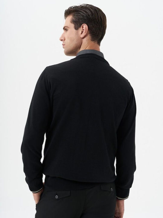 Schwarzer Pullover