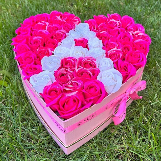 Aranjament Floral Personalizat Litere În Cutie Inimă Roz 49 Trandafiri Săpun Fucsia-Alb Cu Sclipici