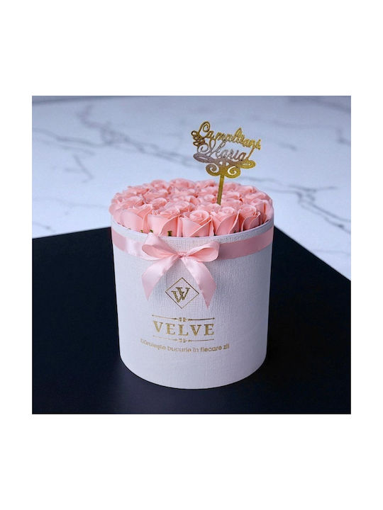 Aranjament Floral Radiance În Cutie Rotundă Albă 25 Trandafiri Săpun Topper „La Mulți Ani Maria!” Roz
