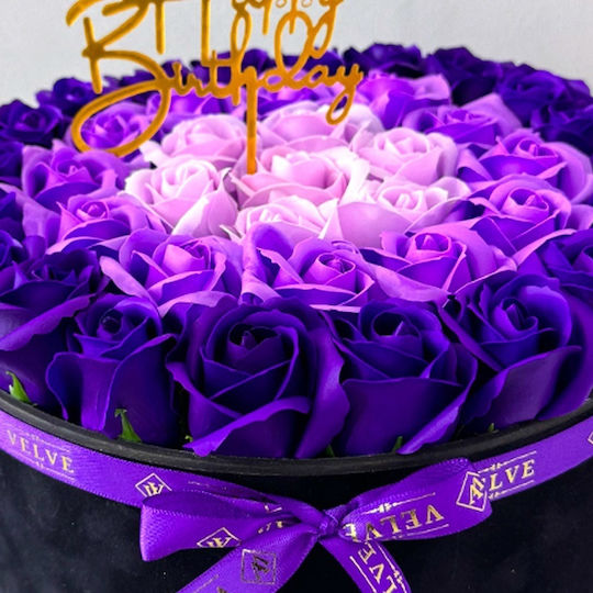 Aranjament Floral Majestic Liliac Mov Trandafiri De Săpun Roz Deschis În Cutie De Catifea Neagră Mesaj „La Mulți Ani” Aranjament Floral Majestic Liliac Mov Trandafiri De Săpun Roz Deschis În Cutie De Catifea Neagră Mesaj „La Mulți Ani”