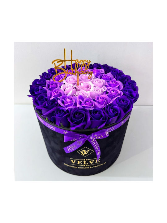 Aranjament Floral Majestic Liliac Mov Trandafiri De Săpun Roz Deschis În Cutie De Catifea Neagră Mesaj „La Mulți Ani”
