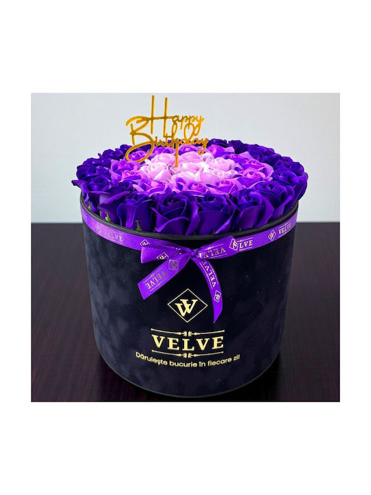 Aranjament Floral Majestic Liliac Mov Trandafiri De Săpun Roz Deschis În Cutie De Catifea Neagră Mesaj „La Mulți Ani”
