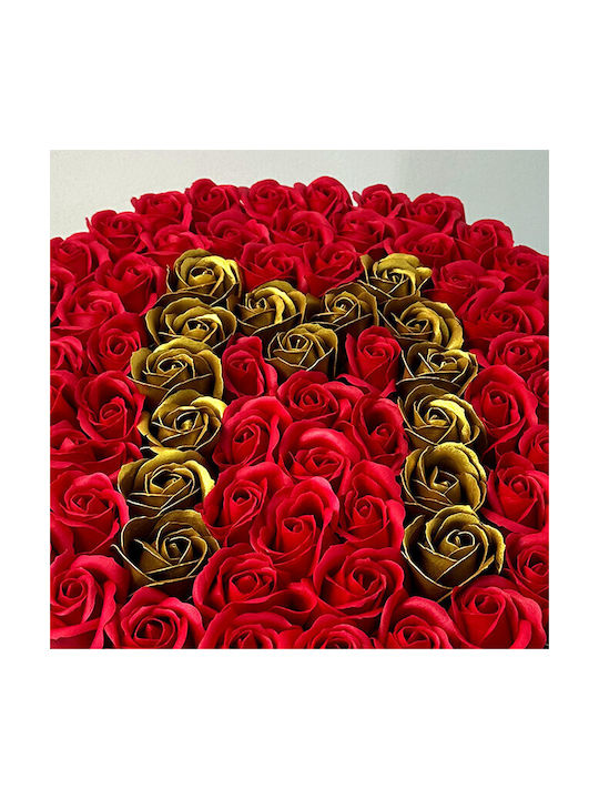 Aranjament Floral Personalizat Litera M În Cutie Rotundă Aurie 55 Trandafiri Săpun