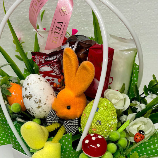Coș Cadou Paște Iepuraș Decorațiune 3 Ouă Decorative Trandafiri Handmade Plante Verzi Praline Mon Chery 52.5g Kinder Bueno 43g Praline Raffaello 80g Kit Kat 40g