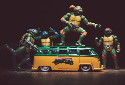 Jada Toys Teenage Mutant Ninja Turtles Batman 1962 VW Bus mit Leonardo VW Bus mit Leonardo Replik Fahrzeug Länge 7cm im Maßstab 1:24 2 Stück