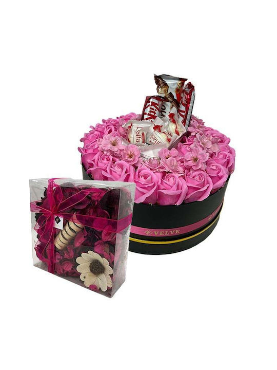 Aranjament Floral În Cutie Rotundă 27 Trandafiri Săpun Flori Uscate Roz Parfumate 40g Praline Raffaello 43g Kinder Bueno 80g Baton Kitkat