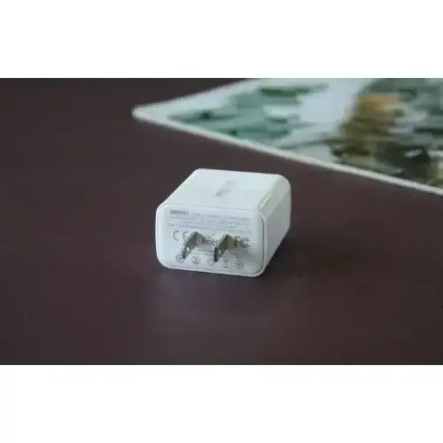 Remax Φορτιστής Χωρίς Καλώδιο GaN με Θύρα USB-A και Θύρα USB-C 33W Power Delivery Λευκός (RP-U122)