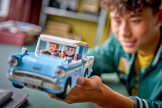 LEGO Harry Potter Enchanted Flying Ford Anglia for Ages 14+ 868 Pieces