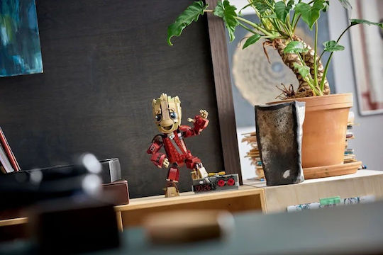 LEGO Marvel Ravager Jumpsuit Groot pentru 10+ Ani 604 Piese