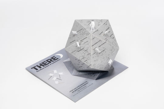 Het-s There Moon Globe Small
