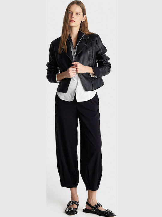 8922948-BLACK