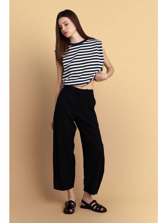 Women's Fabric Capri Trousers in Slim Fit Black