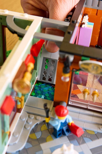 LEGO Icons Shopping Street За 18+ Години 3456 Бройки
