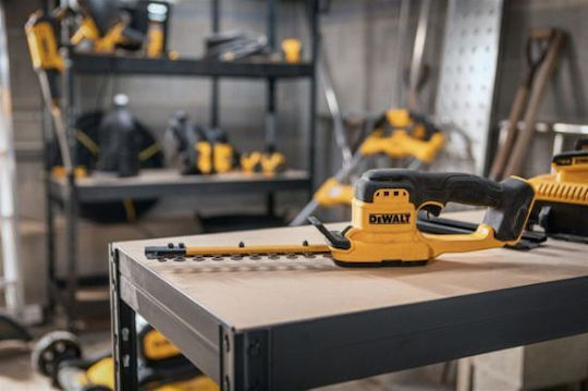 DEWALT DCMHT520D1-QW Battery Hedge Trimmer 18V with 20cm Blade Length