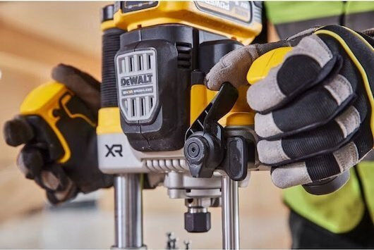 DEWALT Κάθετη Φρέζα Χωρίς Καρβουνάκια (Brushless) 2x