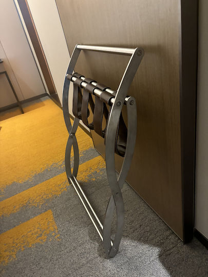 Bronze Art Wooden Foldable Hotel Luggage Rack with Backrest
