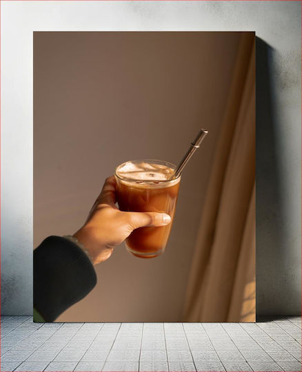 Πίνακας Hand Holding Glass Iced Coffee Χέρι Κρατά Ένα Ποτήρι Παγωμένο Καφέ 80x120
