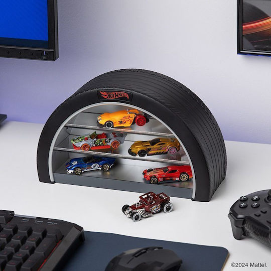 Paladone Display Case Количка Tyre Display Case Light на Paladone е идеалното решение за да покажеш колекцията си комбинирайки съхранение и осветление в впечатляващ дизайн вдъхновен от автомобилна гума С ширина около 26 см 10.2” тази LED осветена основа събира до 8 Hot Wheels превозни средства не са включени предлага впечатляващо изложение както на бюро така и на рафт Може да бъде поставена на стена или използвана свободно докато работи с USB или батерии