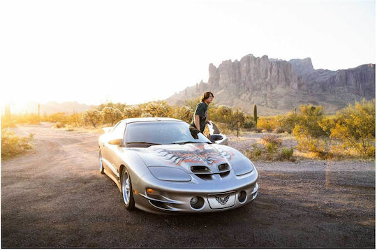 Πίνακας Man Sports Car At Sunset In Desert Άνδρας Σπορ Αυτοκίνητο Στο Ηλιοβασίλεμα Στην Έρημο 100x70