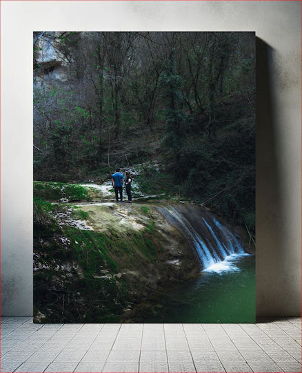 Couple By The Waterfall Ζευγάρι Δίπλα Στον Καταρράκτη σε Καμβά