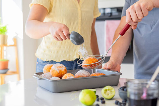 Kitchenaid Lingură Joasă Cu Găuri Inox Roșie 35.5cm