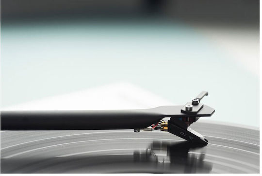 Pro-Ject Audio Essential III + Ortofon OM10 Πικάπ με Belt Drive και Προενίσχυση Μαύρο