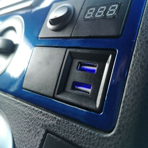 Двоен USB адаптер за Volkswagen VW Transporter Caravelle T5 2003-2009 със синя подсветка