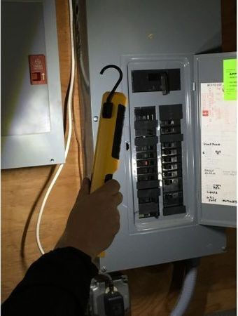 CAT Επαναφορτιζόμενος Φακός LED με Μέγιστη Φωτεινότητα 600lm