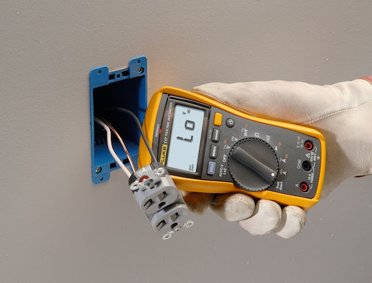 Fluke 117 Multimetru digital RMS real cu Măsurare AC / DC / Rezistență / Capacitate / Temperatură