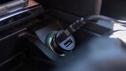 Swissten Auto-Ladegerät 45W 3A Schnellladung mit Anschlüssen: 1xUSB 2xType-C Schwarz Farbe