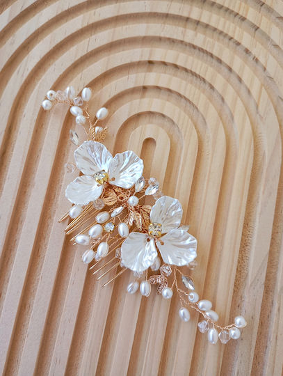 Dekoratives Haarzubehör In Goldfarbe Mit Blumen Und Perlen