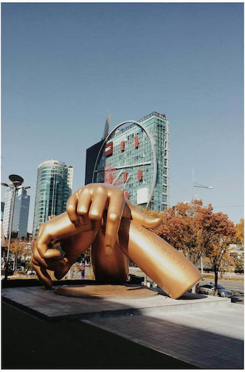 Painting Golden Hand Sculpture In City Gold Hand Sculpture In The City 100x150