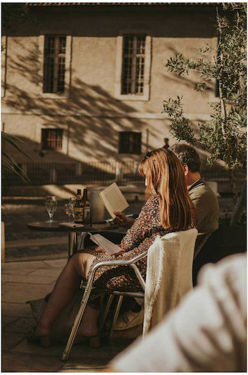 Панел Couple Reading At An Outdoor Café Здвойка Чете В Открито Кафене 115x170