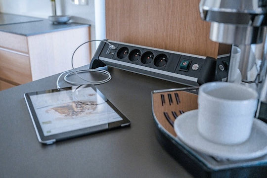 Brennenstuhl Захранваща Лента 4 Гнезда с 2 USB-A, Превключвател и Кабел 1.8m