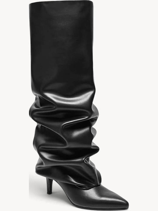 Schwarze Damenstiefel mit Falten und spitzem Abschluss